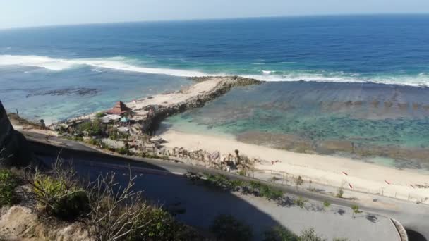 Romantic young couple stays on the edge near the ocean — Stok video