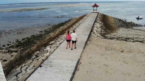 Romántica pareja joven camina por el muelle aéreo — Vídeos de Stock