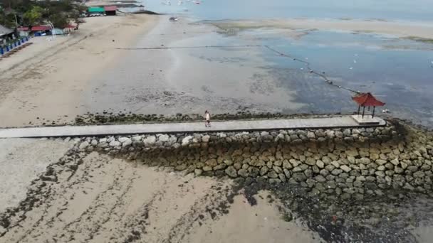 Romántica pareja joven camina por el muelle aéreo — Vídeo de stock