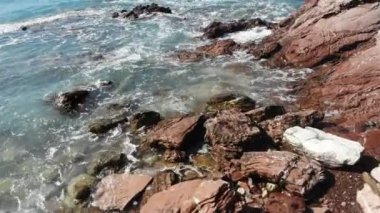 Sea waves, rocks and horizon