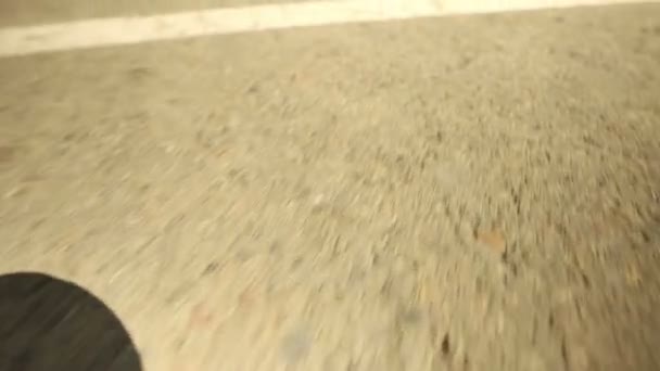 Εμφάνιση βίδες τροχού αυτοκινήτου που βρίσκονται στο δρόμο με ιπτάμενη κάμερα — Αρχείο Βίντεο
