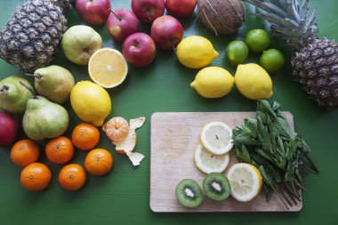 Meyve smoothies - kivi, mango, muz, mandalina vb için karışımı