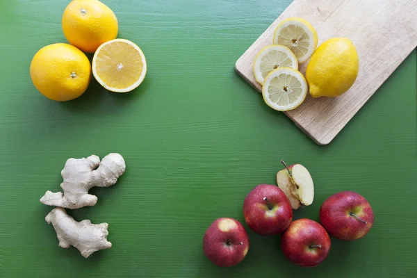 Portakal, limon, elma ve zencefil