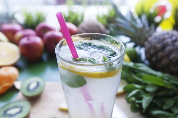 Frische Limonade in einer Umgebung aus Obst aus nächster Nähe Stockbild