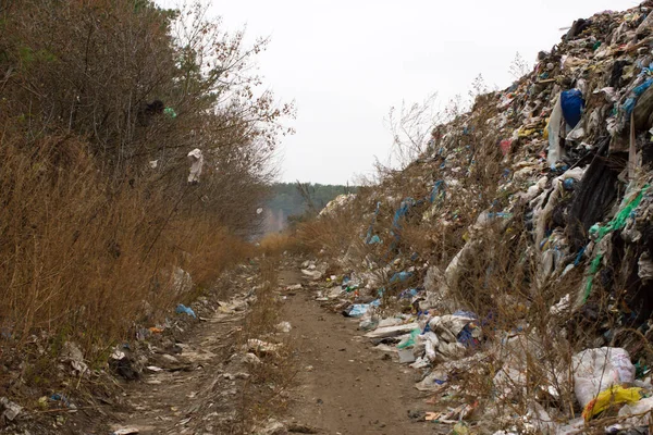 Deponi i Ukraina, högar av plast dumpas i. Vägarna längs oorganiskt avfall virrvarr — Stockfoto