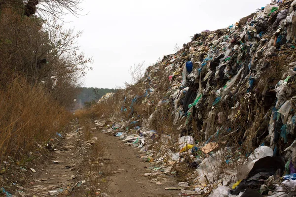Ukrajnában, halom műanyag dömpingelt a hulladéklerakó. Az utak mentén szervetlen hulladék zagyvalék — Stock Fotó