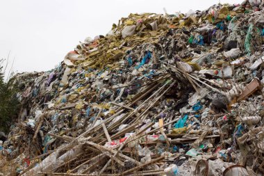 Ukrayna, plastik içinde terk yığınları düzenli depolama. İnorganik atık karmakarışık boyunca yollar