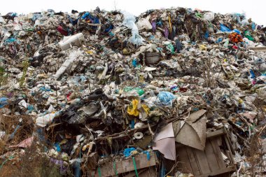 Ukrayna, plastik içinde terk yığınları düzenli depolama. İnorganik atık karmakarışık boyunca yollar