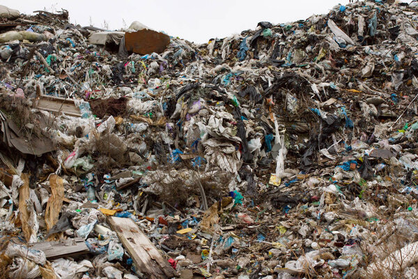 Свалка на Украине, куча пластика. Дороги вдоль неорганических отходов перемешаны
