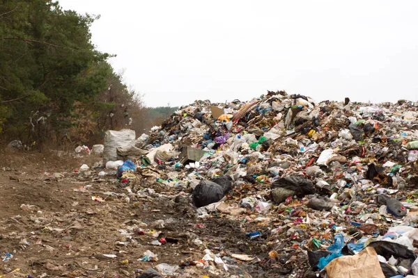 Discarica in Ucraina, mucchi di plastica buttati dentro. Le strade lungo il cumulo di rifiuti inorganici — Foto Stock