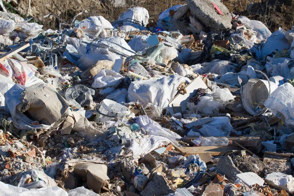 Deponi i Ukraina, högar av plast dumpas i. Vägarna längs oorganiskt avfall virrvarr — Stockfoto