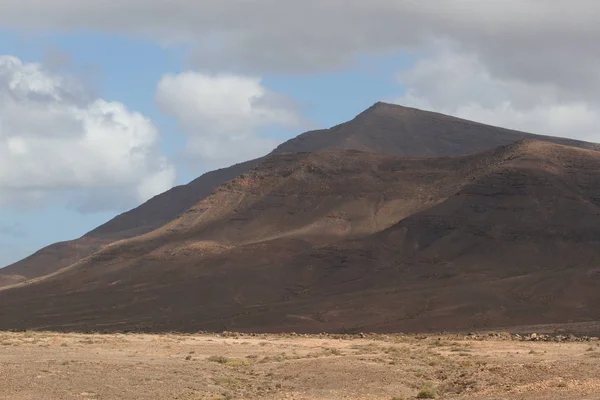 Paisaje volcánico de piedra del desierto en Lanzarote, Islas Canarias —  Fotos de Stock