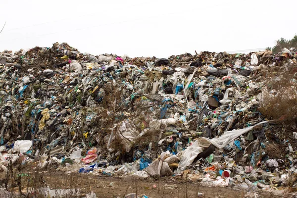 TPA di Ukraina, tumpukan plastik dibuang masuk Jalan di sepanjang limbah anorganik bercampur aduk — Stok Foto