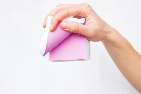 Biała kartka papieru w ręce kobiety. Reklamy — Zdjęcie stockowe