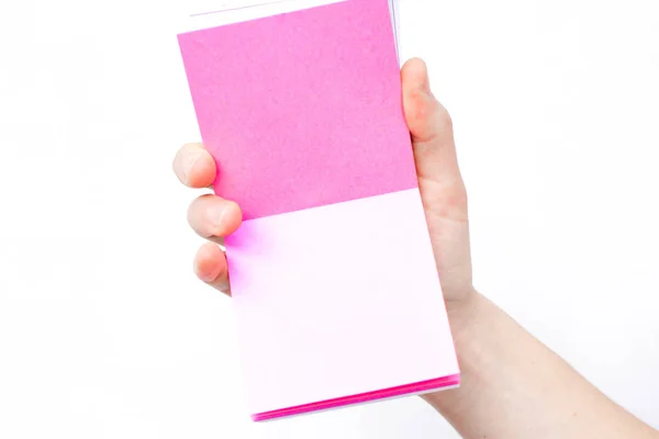 Ręką trzyma notebook otwarty. Biała kartka papieru. Miejsce na napis — Zdjęcie stockowe