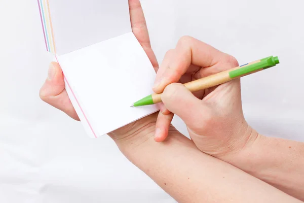 Handen håller anteckningsbok öppen. Blankt vitt papper. Plats för en inskription — Stockfoto