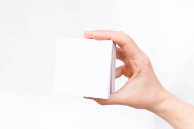 El notebook açık tutulması. Boş beyaz kağıt. Bir yazıt yer