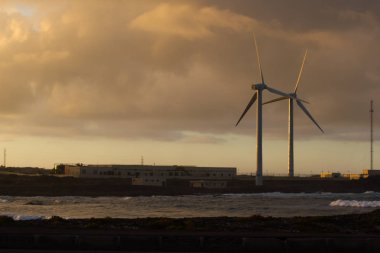 İki rüzgar türbini hareket günbatımı güzel ışık, İspanya, Fuerteventura Adası