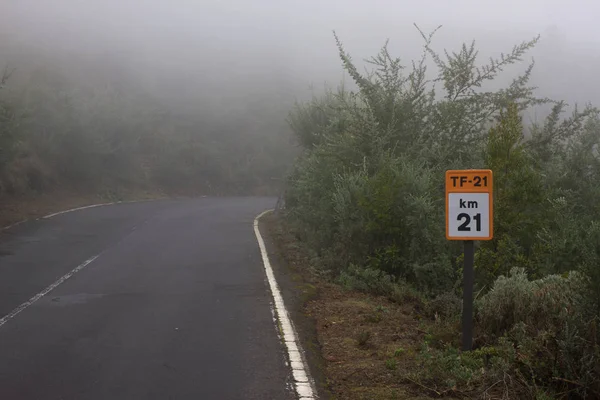 Strade ruvide. Strada asfaltata nera con linea bianca al centro. Alba, Spagna, Fuerteventura — Foto Stock