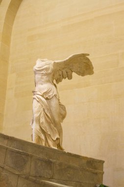Paris, Fransa, 26 Ocak 2017: Kanatlı zafer, Nike Semadirek, Louvre Müzesi'nde Hellenistik Mermer heykel denilen Semadirek,
