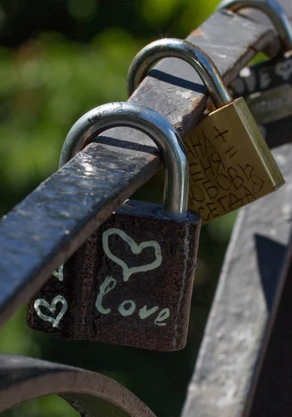 Miłość serce symbol wiecznego na metalowy zamek. Romantyczna koncepcja. Tło valentine ładny — Zdjęcie stockowe