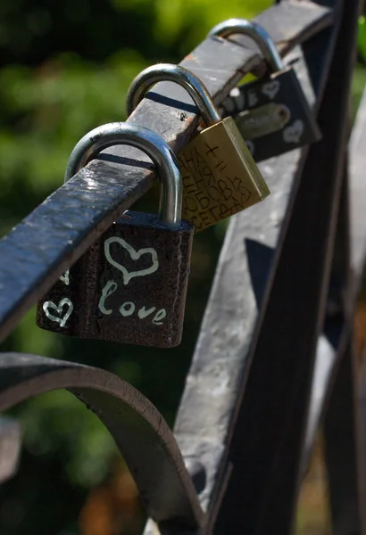 Love heart-symbolen eviga metall lock. Romantiska koncept. Söt Alla hjärtans bakgrunden — Stockfoto