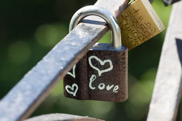 Corazón de amor símbolo eterno en la cerradura de metal. Concepto romántico. Bastante fondo de San Valentín — Foto de Stock