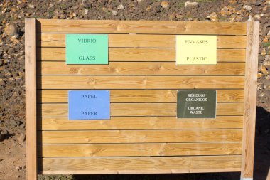 Dört depo gözleri için farklı atık geri dönüşüm. Kağıt, cam, gıda, plastik