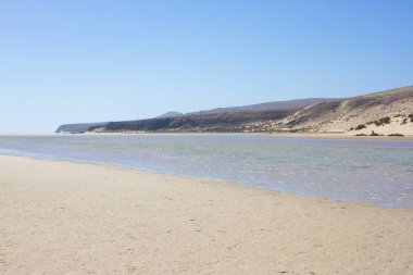 Costa Calma beach, mavi açık lagün inanılmaz görünümünü. Playa Barca, Fuerteventura, Kanarya Adaları, İspanya