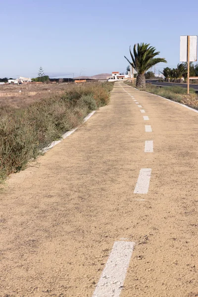 Strada sterrata in Spagna, Isole Canarie. Dividere la linea centrale. Pista ciclabile — Foto Stock