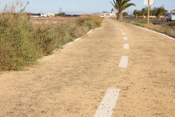 Strada sterrata in Spagna, Isole Canarie. Dividere la linea centrale. Pista ciclabile — Foto Stock