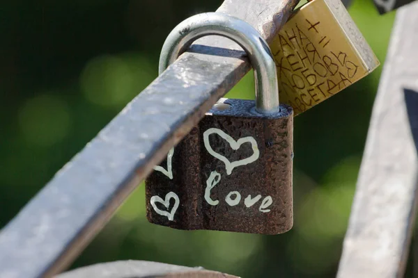 Σύμβολο καρδιά αγάπη αιώνια σε μεταλλικά lock. Ρομαντική ιδέα. Όμορφη Αγίου Βαλεντίνου φόντο — Φωτογραφία Αρχείου