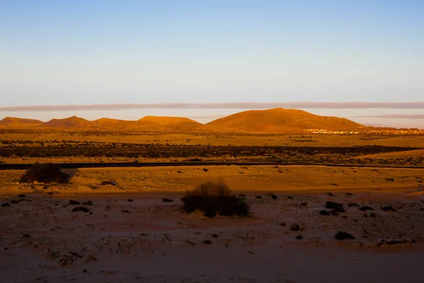 Κλίση λόφο άμμο κίτρινο αμμόλοφους σε φόντο μπλε του ουρανού. Ανατολή του ηλίου, το πρωί. Βιώσιμο οικοσύστημα. Κανάρια, Φουερτεβεντούρα — Φωτογραφία Αρχείου