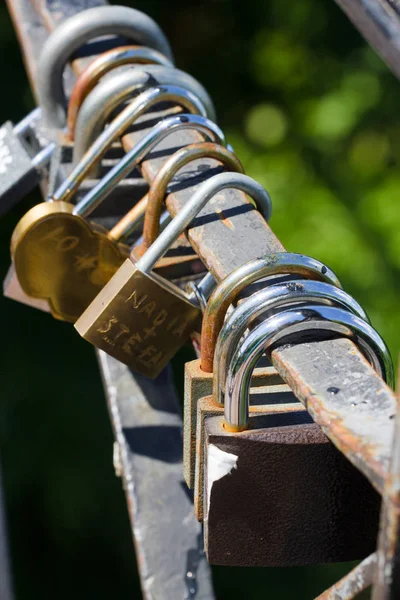 Μάτσο κλειδαριές. Μεταλλικά lock. Ασφάλεια, ασφαλή — Φωτογραφία Αρχείου