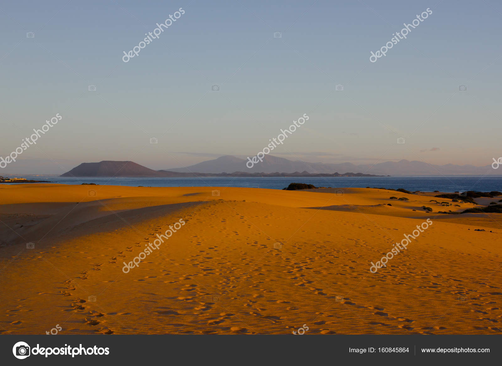 明亮的沙子和天空在大西洋背景 撒哈拉沙漠沙丘 美干旱背景 图库照片 C Shnurochek13