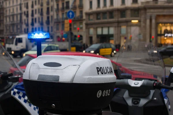 Coche de policía español de pie en el patio, Parte superior con luces — Foto de Stock