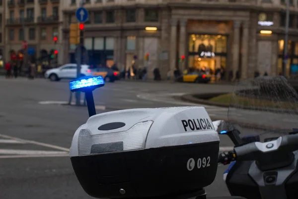 Spaanse politie auto staande in de tuin, bovenste deel met verlichting — Stockfoto