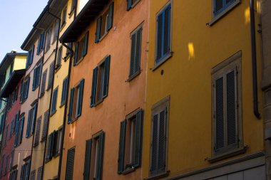 Birçok windows. Ortaçağ cephe. Pancurlar. İtalya'nın mimari tarzı