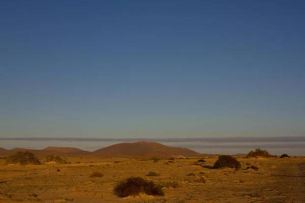 Areia amarela na paisagem do deserto. Vista panorâmica. Fuerteventura, Ilhas Canárias — Fotografia de Stock