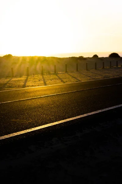 Strada asfaltata costiera. Alba su cappotto d'asfalto, macro foto della strada. Alla spiaggia. Autostrada in Spagna . — Foto Stock