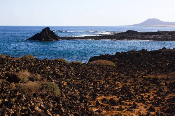 Vista panorámica al mar. Volcán, rocas negras. Arena macro. Fondo marino. Horizonte . — Foto de Stock
