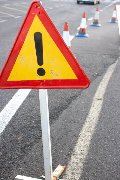 Dikkat işareti. Karayolu trafik sınırlı. Kırmızı renkli olan üçgen. Sokağın bypass