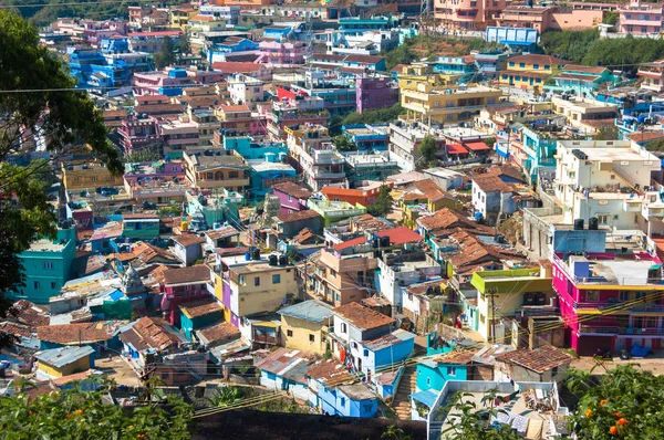 Indické město Ooty, Coonor, Nilgiris, Tamil Nadu. Barevné střechy — Stock fotografie