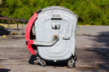 Tek çöp kutusu. Teneke kutuda. Geri dönüşüm, ekoloji