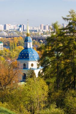 Vydubychi Manastırı Kiev panoramik manzaralı yer. Kiev, Ukrayna'nın panoramik görünümü. Botanik Bahçesi