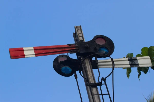 Rot- und Blaulicht auf dem Bahngleis. Nilgiris-Bergbahn — Stockfoto