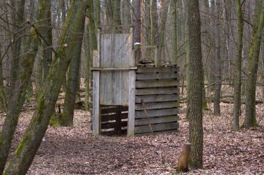 Kaçak avcıların kafes yaban domuzu muhafaza ormanı içinde daha sık yakalamak için. Vahşi hayvan içinde geçerken kapatır
