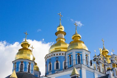 Ünlü Saint Michael altın kubbeli Manastırı sol fotoğraf. Sarı kubbe mavi gökyüzü arka plan barok Kilisesi.