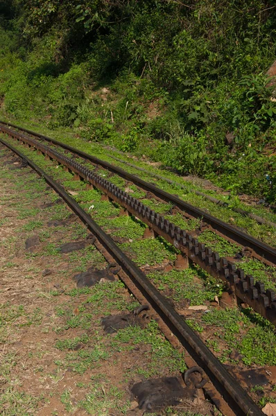 Ferrocarril en la cima de una montaña en un día soleado. Vías férreas. Ooty, India, Nilgiri . — Foto de Stock