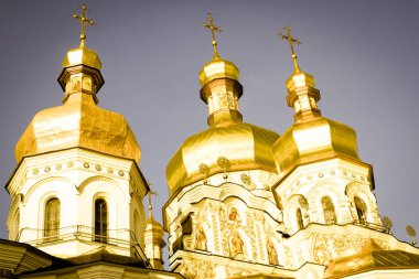 Ünlü Saint Michael altın kubbeli Manastırı sol fotoğraf. Sarı kubbe mavi gökyüzü arka plan barok Kilisesi. Kubbe renk tonlama.